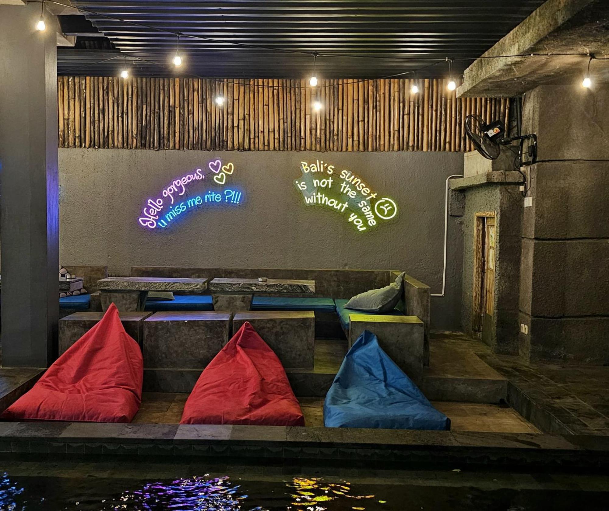 Stellar Capsules Hostel Seminyak Kültér fotó Bean bag chairs at a cafe in India