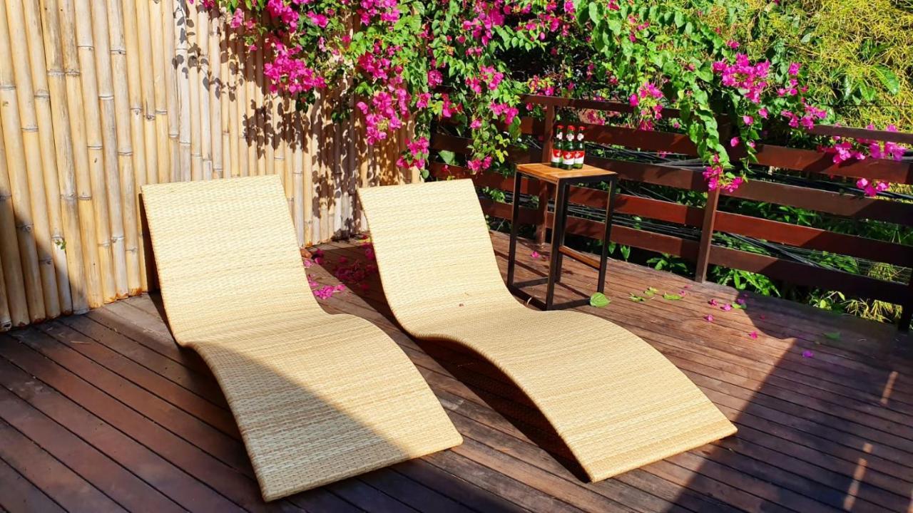 Stellar Capsules Hostel Seminyak Kültér fotó A pair of chaise longues