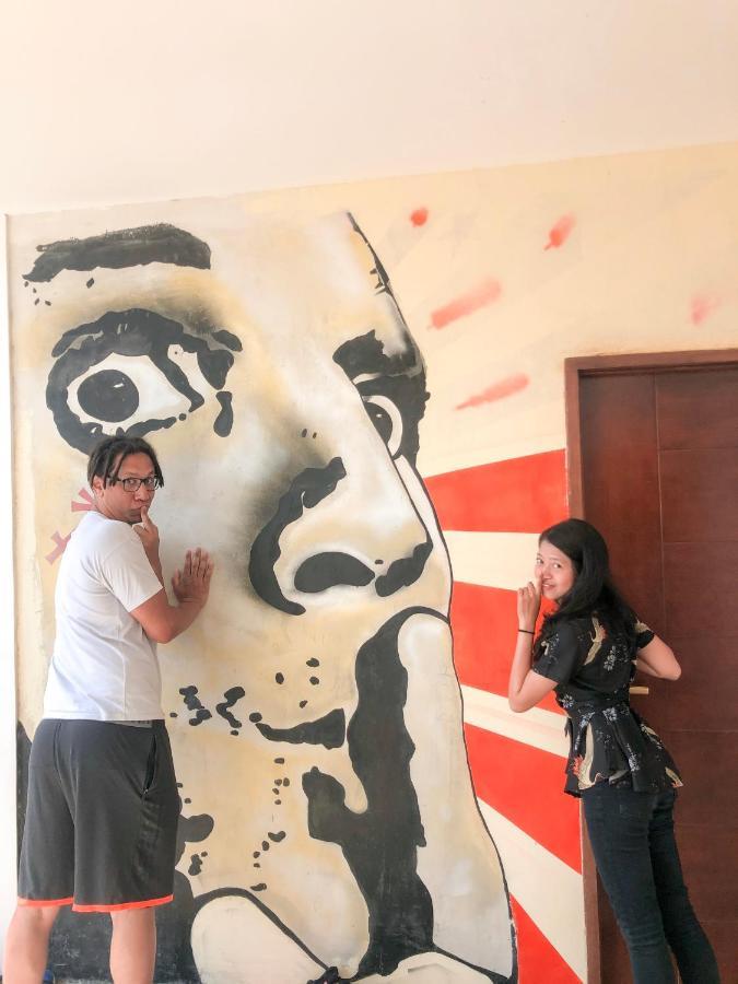Stellar Capsules Hostel Seminyak Kültér fotó Visitors at the museum