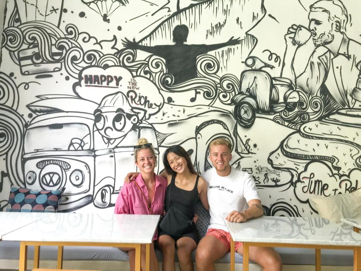 Stellar Capsules Hostel Seminyak Kültér fotó The Hip Project mural