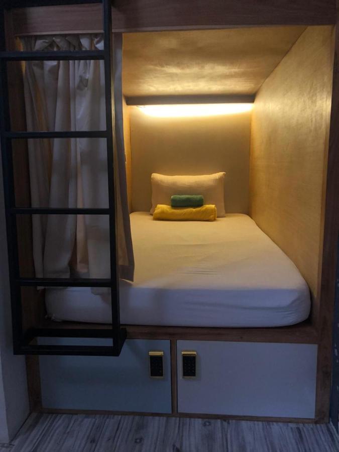 Stellar Capsules Hostel Seminyak Kültér fotó A capsule bed