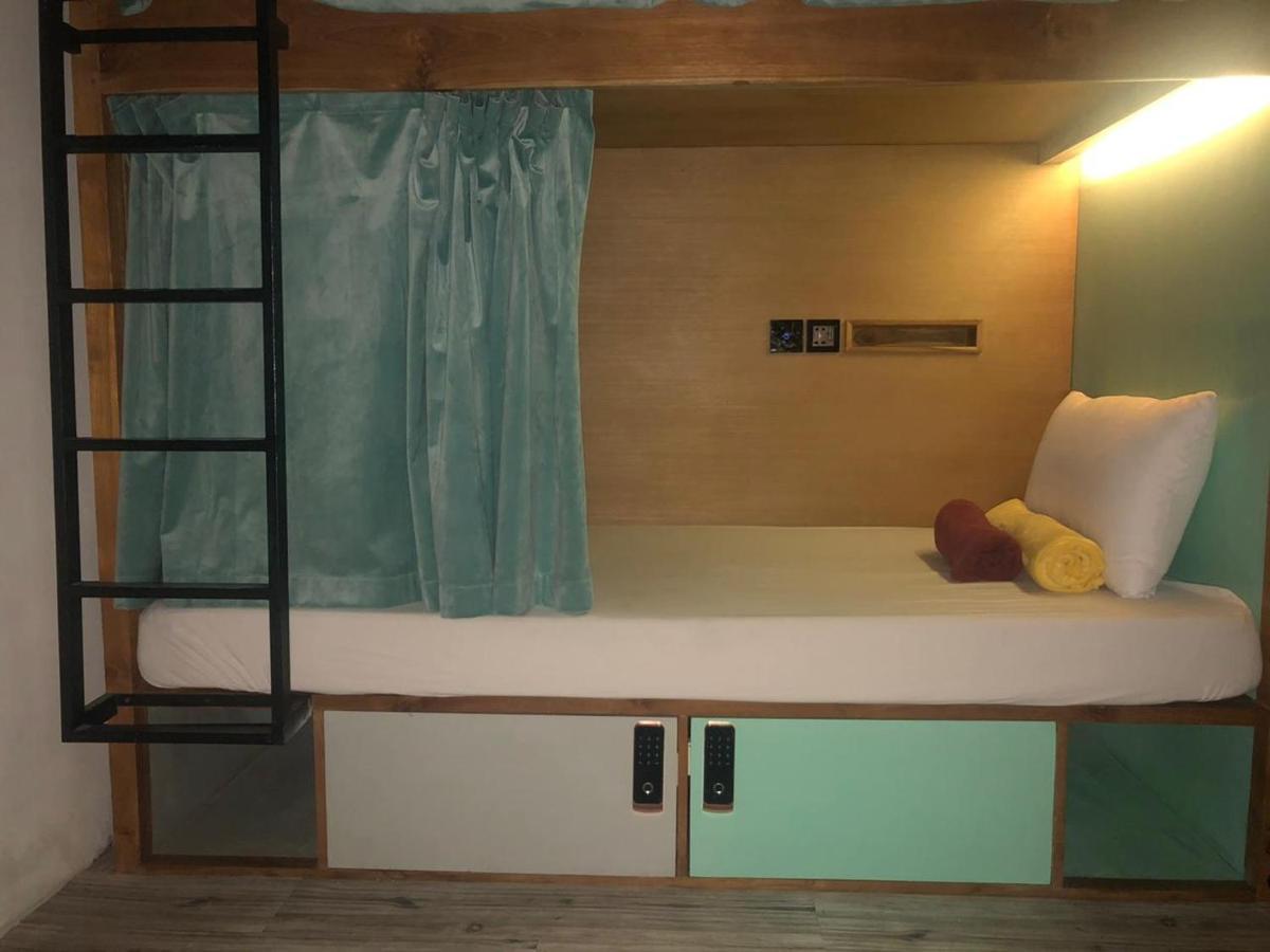 Stellar Capsules Hostel Seminyak Kültér fotó A bunk bed