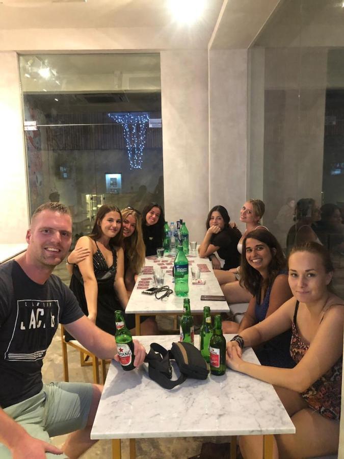 Stellar Capsules Hostel Seminyak Kültér fotó A group of students at the University of Split