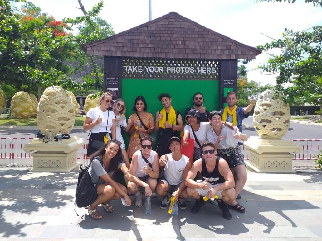 Stellar Capsules Hostel Seminyak Kültér fotó Foreign tourists in Bali