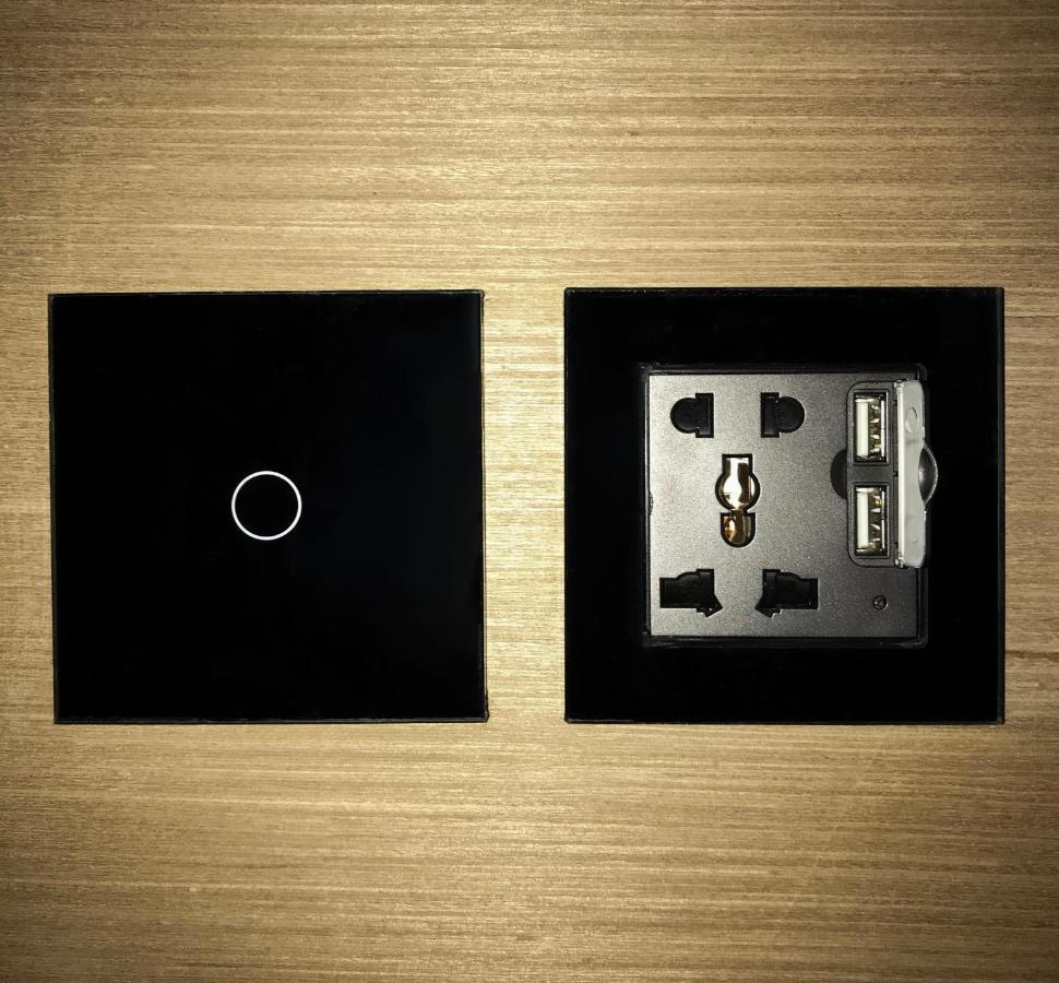 Stellar Capsules Hostel Seminyak Kültér fotó A wall-mounted USB charger