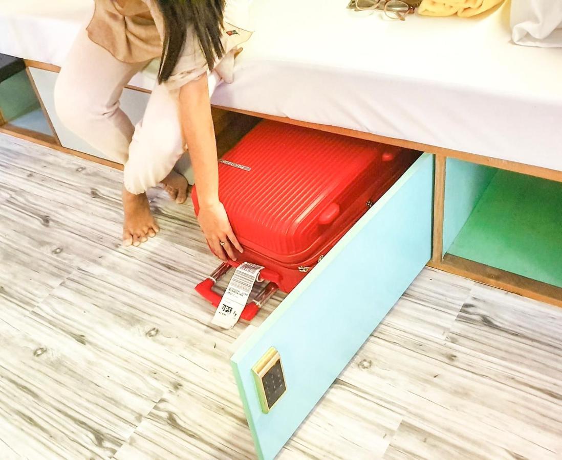 Stellar Capsules Hostel Seminyak Kültér fotó Luggage being placed in a hotel room